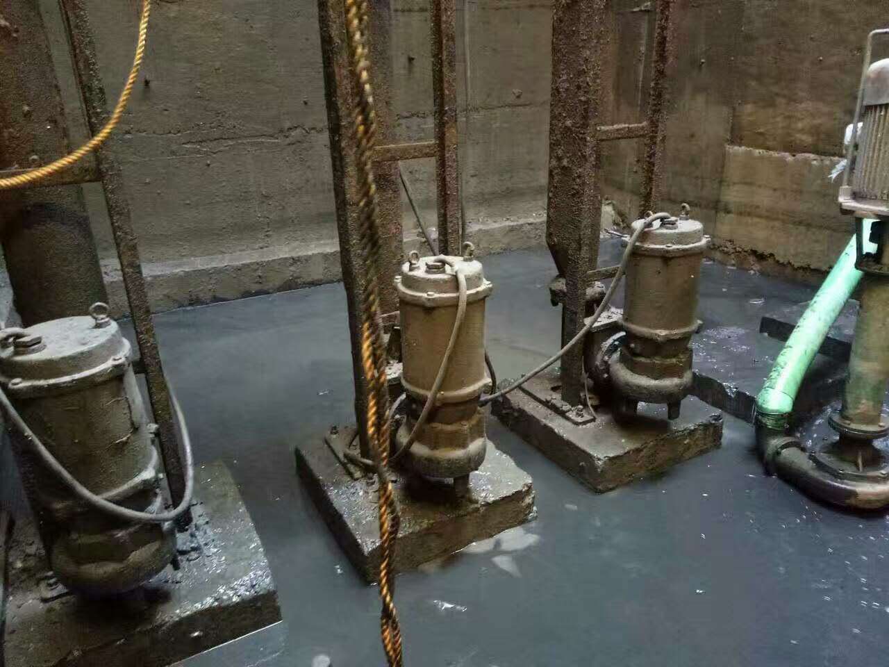 萝北污水池清理