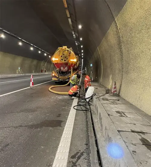 萝北隧道排水渠清淤